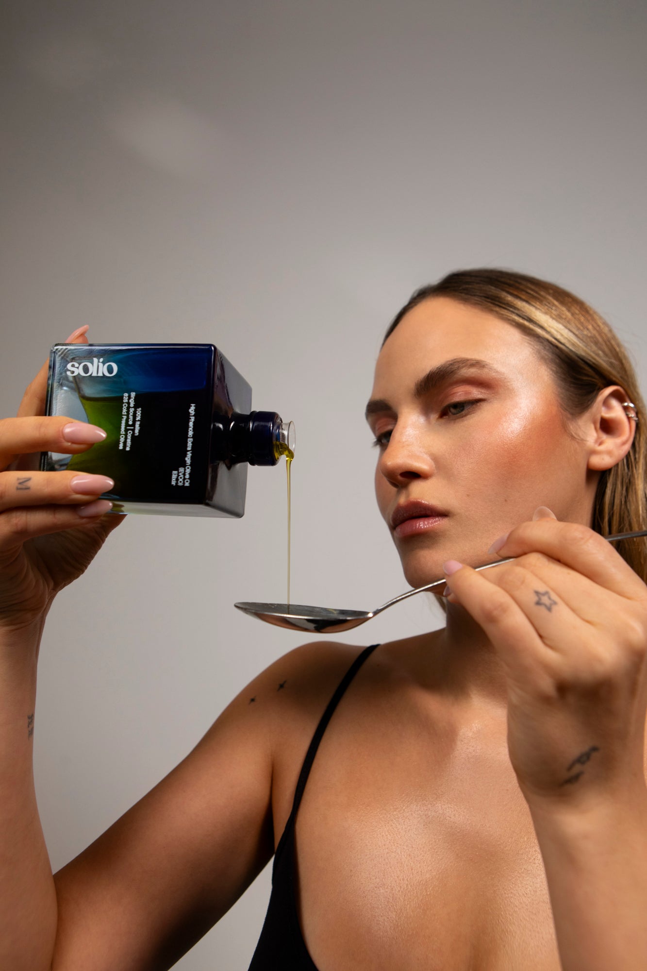 Täglicher Löffel EVOO – Elena nimmt natives Olivenöl extra als Morgenritual